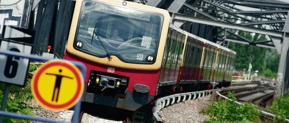 Ungewisse Zukunft: Eine Berliner S-Bahn der Deutschen Bahn (DB) bei der Einfahrt in den S-Bahnhof Treptower Park.