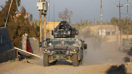 Ein Militärfahrzeug der irakischen Truppen in der Nähe von Ramadi. Die Dschihadistenmiliz IS erbeutet bei ihren Vorstößen immer wieder Waffen von den irakischen Streitkräften. 