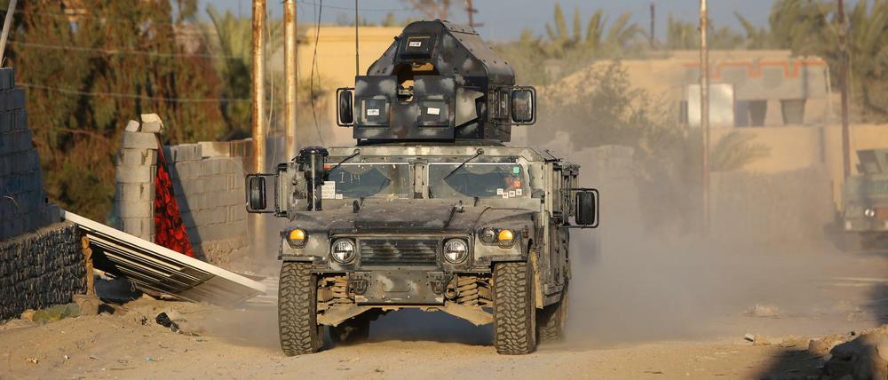 Ein Militärfahrzeug der irakischen Truppen in der Nähe von Ramadi. Die Dschihadistenmiliz IS erbeutet bei ihren Vorstößen immer wieder Waffen von den irakischen Streitkräften.