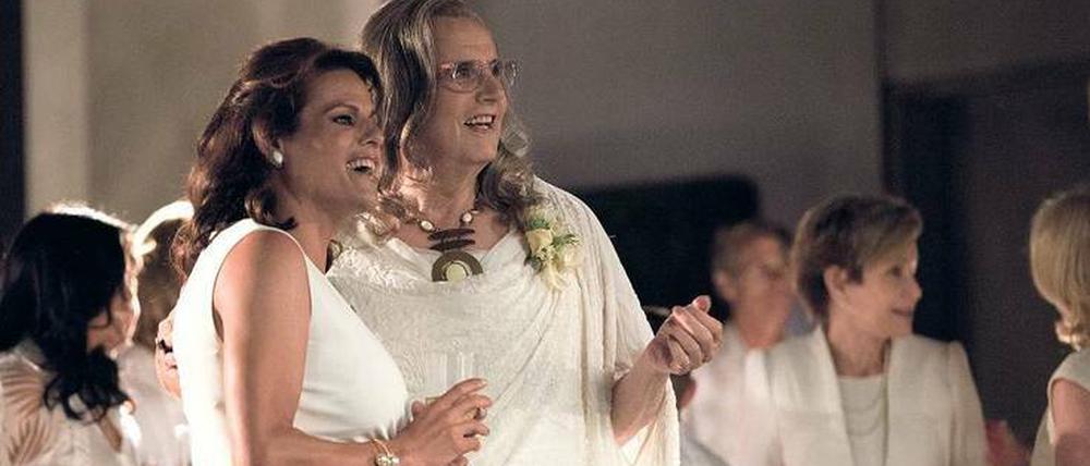 Eine etwas andere Familienserie. Der Politologe Mort (Jeffrey Tambor, rechts.) hat sich als transsexuell geoutet.