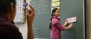 Passend zu den Jahreszeiten sprechen die Flüchtlingskinder mit ihrem Lehrer einfache rhythmische Verse nach oder singen einfache Lieder -so kommt in seiner Willkommensklasse Scheu am Sprechen gar nicht erst auf, sagt Klaus Lutz