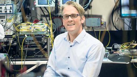 Am absoluten Nullpunkt stehen die Atome still. Das nutzte der Physikprofessor Tobias J. Kippenberg für die Entwicklung seiner preisgekrönten optomechanischen Laserkühlung. 
