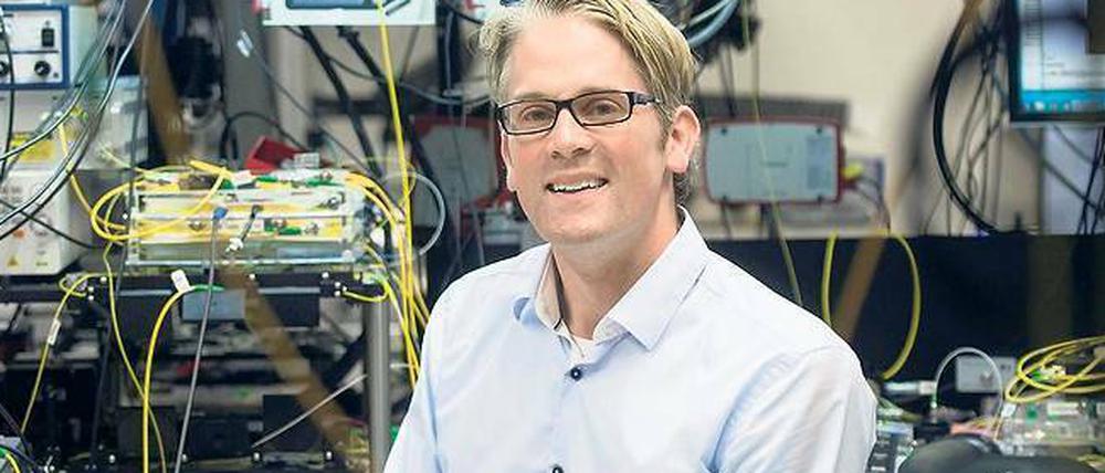 Am absoluten Nullpunkt stehen die Atome still. Das nutzte der Physikprofessor Tobias J. Kippenberg für die Entwicklung seiner preisgekrönten optomechanischen Laserkühlung. 