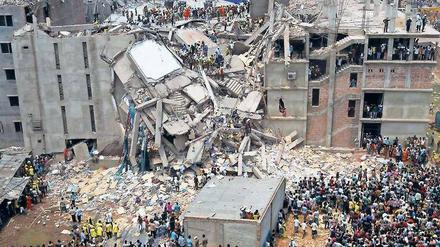 Baumängel ingnoriert: Bei dem schwersten Unglück in der Geschichte der Textil- und Bekleidungsindustrie in Bangladesch starben im April 2013 mehr als 1100 Menschen. 