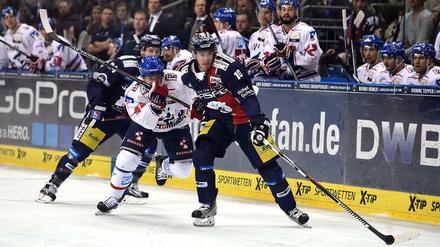 Auch Spencer Machacek (vorn) wird bei den Eisbären immer besser. Gegen Mannheim glänzte er als Torschütze und Vorbereiter.