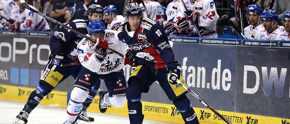 Auch Spencer Machacek (vorn) wird bei den Eisbären immer besser. Gegen Mannheim glänzte er als Torschütze und Vorbereiter.