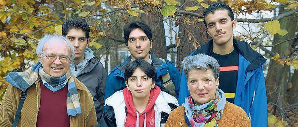 Das Ehepaar Mann - hier mit ihren Schützlingen aus Syrien - engagiert sich ehrenamtlich in der Flüchtlingsunterkunft am Großen Wannsee.