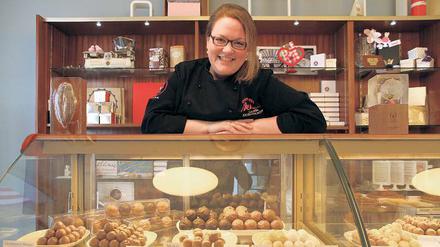 Glück in Kugeln. In der Vitrine ihrer Confiserie Mélanie in Charlottenburg stapelt Schokoladenmeisterin Sabine Dubenkropp derzeit ihre Pralinen-Winterkollektion, unter anderem riesige Bälle aus Knuspernugat mit Haselnuss- und Honig-Marzipan. Und drumherum in den Regalen des Ladencafés ist alles voller Schokolade, Keksen, Kuchen . . .