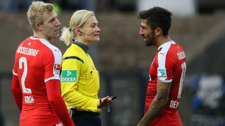 Schiedsrichterin Bibiana Steinhaus mit Kerem Demirbay Düsseldorf. 
