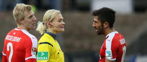 Schiedsrichterin Bibiana Steinhaus mit Kerem Demirbay Düsseldorf. 