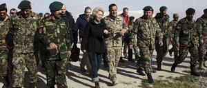 Verteidigungsministerin Ursula von der Leyen mit afghanischen Sicherheitskräften bei Mazar-i-Sharif, Afghanistan.