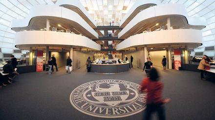 Imposantes Entrée: So empfängt die Philologische Bibliothek ihre Besucher.