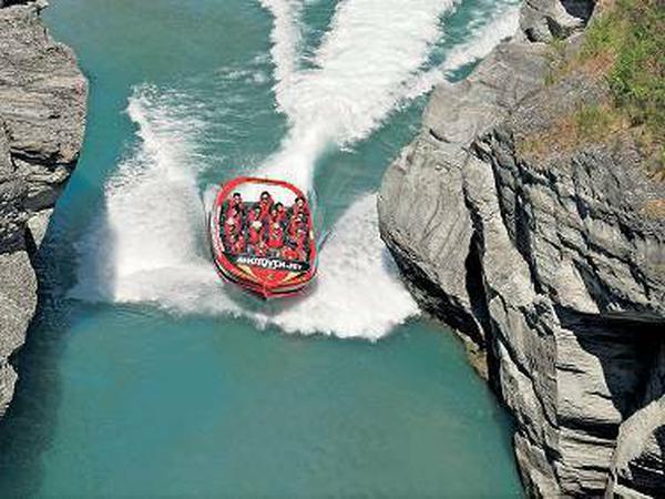 Riesiger Freizeitpark. Alte, Stubenhocker, Extremsportler und indische Großfamilien kreischen bei einer Fahrt mit dem Jet-Boat über den Shotover River.