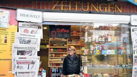 Wo bitte geht's zum Thielplatz? Barbara Vetter arbeitet in dem Kiosk an der U-Bahnstation Thielplatz und weiß: Der Platz als solcher existiert gar nicht.