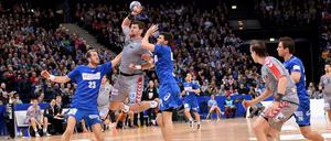Berlins Jakov Gojun hat einen schweren Stand gegen die Hamburger Abwehr.