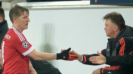Auf Abstand. Louis van Gaal (rechts) ist unzufrieden mit Bastian Schweinsteiger. 