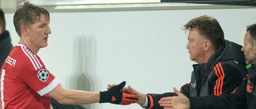 Auf Abstand. Louis van Gaal (rechts) ist unzufrieden mit Bastian Schweinsteiger.