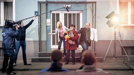 Wir sind auch mal Vertriebene. Die überlange „Lindenstraße“-Jubiläumsfolge am Sonntag (ARD, 18 Uhr 50) wird live gespielt und gesendet. Das erste Mal in der 30-jährigen Geschichte der Familienserie. Hier proben Lisa Dagdelen (Sontje Peplow, links), Helga Beimer (Marie-Luise Marjan) und Klaus Beimer (Moritz A. Sachs) ihren Live-Auftritt. 