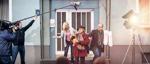 Wir sind auch mal Vertriebene. Die überlange „Lindenstraße“-Jubiläumsfolge am Sonntag (ARD, 18 Uhr 50) wird live gespielt und gesendet. Das erste Mal in der 30-jährigen Geschichte der Familienserie. Hier proben Lisa Dagdelen (Sontje Peplow, links), Helga Beimer (Marie-Luise Marjan) und Klaus Beimer (Moritz A. Sachs) ihren Live-Auftritt. 