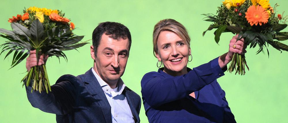 Die Vorsitzenden der Grünen, Cem Özdemir und Simone Peter, nach ihrer Wiederwahl auf dem Parteitag in Halle