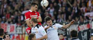 Zu hoch für Union. Die Berliner zeigten sich in Freiburg bei Freistößen und Eckbällen gewohnt schwach. Alle drei Gegentore fielen nach ruhenden Bällen. Hier köpft Marc-Oliver Kempf zum 2:0 für den Tabellenführer ein.