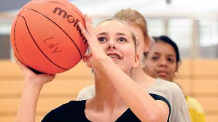 Freiwurf. Schülerinnen der Da-Vinci-Schule in der Ausweichhalle. 