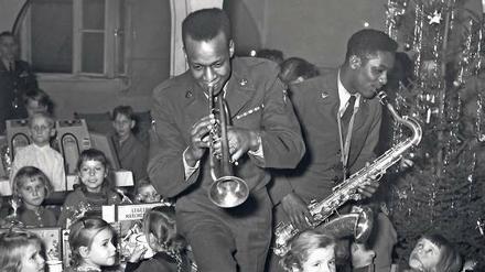 Zum Weihnachtsfest 1956 kamen US-Soldaten auch ins Flüchtlingsheim am Askanischen Platz und feierten mit den Kindern. 