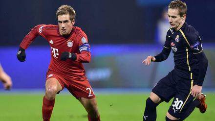 Dabei sein ist alles. Philipp Lahm im Duell mit Zagrebs Marko Rog.