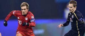 Dabei sein ist alles. Philipp Lahm im Duell mit Zagrebs Marko Rog.