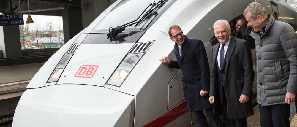 Vorsicht am Gleis: Bundesverkehrsminister Alexander Dobrindt (CSU, l-r), der Vorstandsvorsitzende der Deutschen Bahn AG, Rüdiger Grube, und Jochen Eickholt, Geschäftsführer des Bereichs "Mobility" der Siemens AG. 