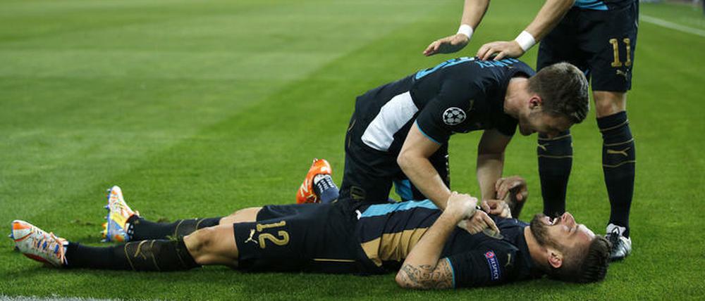 Da kommt Freude auf. Arsenal feiert das zweite Tor bei Olympiakos.