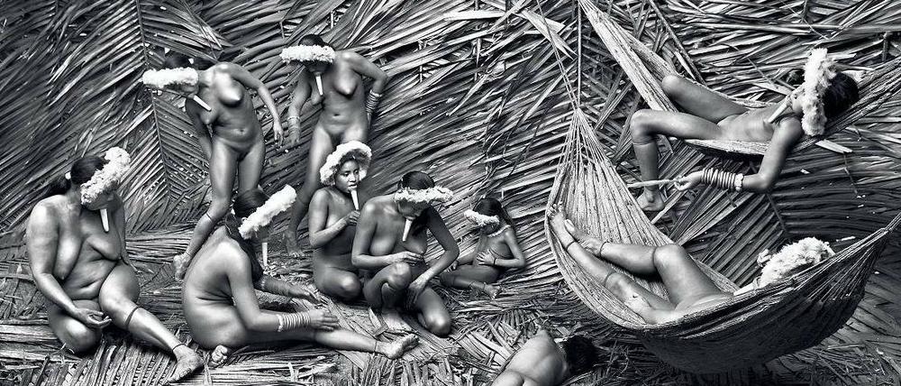 Die Frauen im Zo’é-Dorf von Towari Ypy benutzen die roten Früchte des Annatostrauchs, um ihre Körper einzufärben. Aufgenommen im brasilianischen Bundesstaat Pará (2009). 