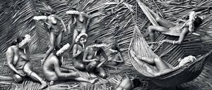 Die Frauen im Zo’é-Dorf von Towari Ypy benutzen die roten Früchte des Annatostrauchs, um ihre Körper einzufärben. Aufgenommen im brasilianischen Bundesstaat Pará (2009).