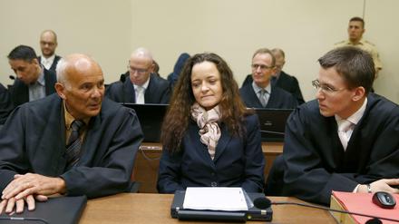 Beate Zschäpe sitzt zwischen ihren Verteidigern Hermann Borchert (links) und Mathias Grasel (rechts). 