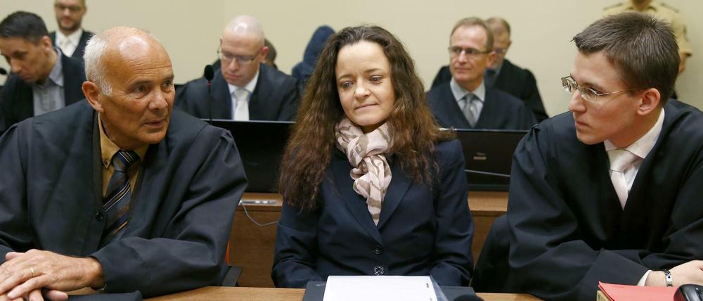 Beate Zschäpe sitzt zwischen ihren Verteidigern Hermann Borchert (links) und Mathias Grasel (rechts). 