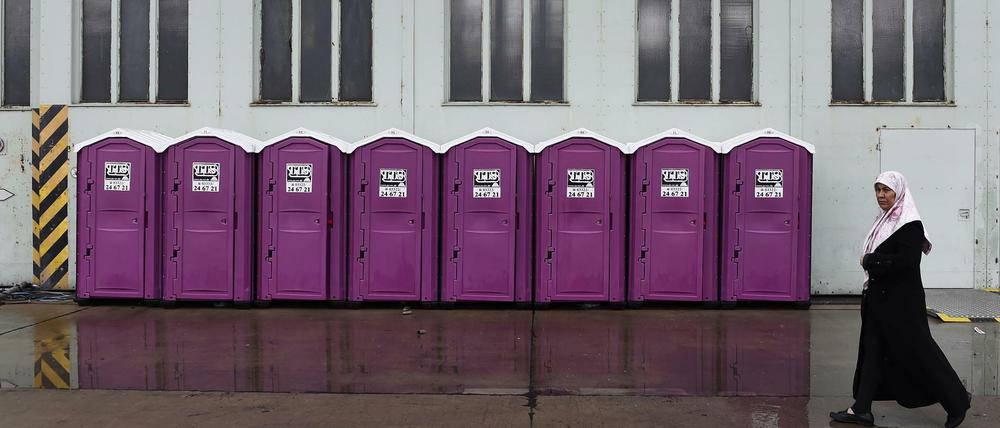 Provisorium. Einige der mobilen Toiletten vor den Hangars, in denen bislang 2200 Menschen leben.