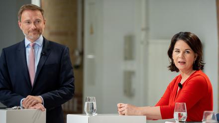 Annalena Baerbock (M), Kanzlerkandidatin und Bundesvorsitzende von Bündnis 90/Die Grünen, Olaf Scholz (r, SPD), SPD-Kanzlerkandidat und Bundesminister der Finanzen, und Christian Lindner, FDP-Spitzenkandidat, Fraktionsvorsitzender und Parteivorsitzender der FDP, stehen zu Beginn einer Gesprächsrunde des Bundesverbands der Energie- und Wasserwirtschaft zum Thema Energie- und Klimapolitik zusammen. +++ dpa-Bildfunk +++