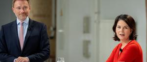 Annalena Baerbock (M), Kanzlerkandidatin und Bundesvorsitzende von Bündnis 90/Die Grünen, Olaf Scholz (r, SPD), SPD-Kanzlerkandidat und Bundesminister der Finanzen, und Christian Lindner, FDP-Spitzenkandidat, Fraktionsvorsitzender und Parteivorsitzender der FDP, stehen zu Beginn einer Gesprächsrunde des Bundesverbands der Energie- und Wasserwirtschaft zum Thema Energie- und Klimapolitik zusammen. +++ dpa-Bildfunk +++