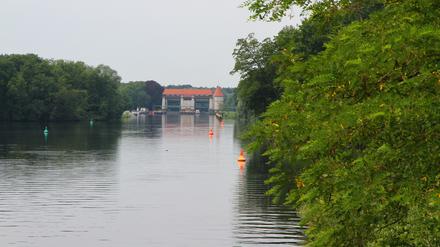 Blick vom Auenweg am Teltowkanal auf die Schleuse Kleinmachnow.