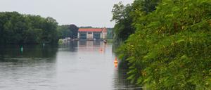 Blick vom Auenweg am Teltowkanal auf die Schleuse Kleinmachnow.