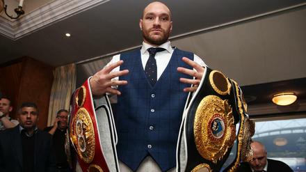 Ein Gürtel weniger. Tyson Fury verliert einen seiner WM-Titel.