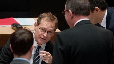 Letzte Absprachen. Der Regierende Bürgermeister im Abgeordnetenhaus von Berlin.