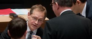 Letzte Absprachen. Der Regierende Bürgermeister im Abgeordnetenhaus von Berlin.