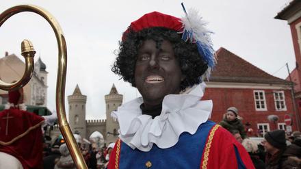 Schwarz geschminkt. Die Figur des "Zwarten Pieten" gilt in vielen Augen als rassistisch.