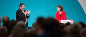 Malu Dreyer (r, SPD), Ministerpräsidentin von Rheinland-Pfalz, erhält beim Bundesparteitag der Sozialdemokratischen Partei Deutschlands (SPD) in Berlin nach ihrer Rede Applaus vom SPD-Vorsitzenden und Bundeswirtschaftsminister Sigmar Gabriel. 