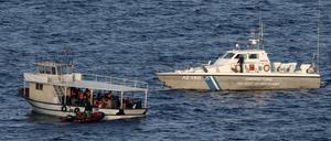 Ein zur europäischen Grenzschutzorganisation Frontex gehörendes Boot der griechischen Küstenwache nähert sich einem Flüchtlingsboot im Mittelmeer.