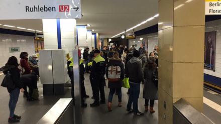 Alle dürfen wieder auf den Bahnsteig.