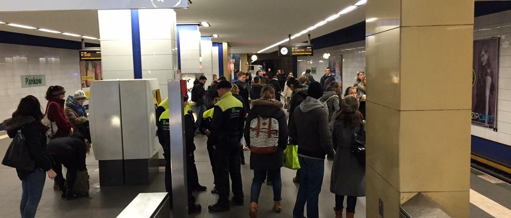 Alle dürfen wieder auf den Bahnsteig.