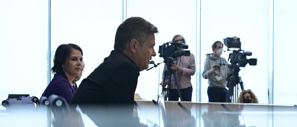 Chairwoman of the Greens and top candidate Annalena Baerbock and co-leader Robert Habeck address a press conference in Berlin, Germany September 27, 2021. John Macdougall/Pool via REUTERS