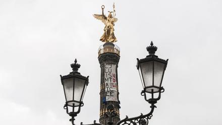 Plakatiergarten. Die Siegessäule mit Demonstranten.